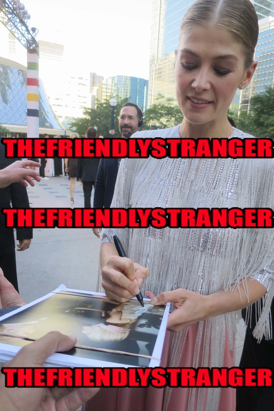 Rosamund Pike Signing Autographs for RACC Autograph Collector THEFRIENDLYSTRANGER Rosamund Pike Signing Autograph for RACC Autograph Collector THEFRIENDLYSTRANGER