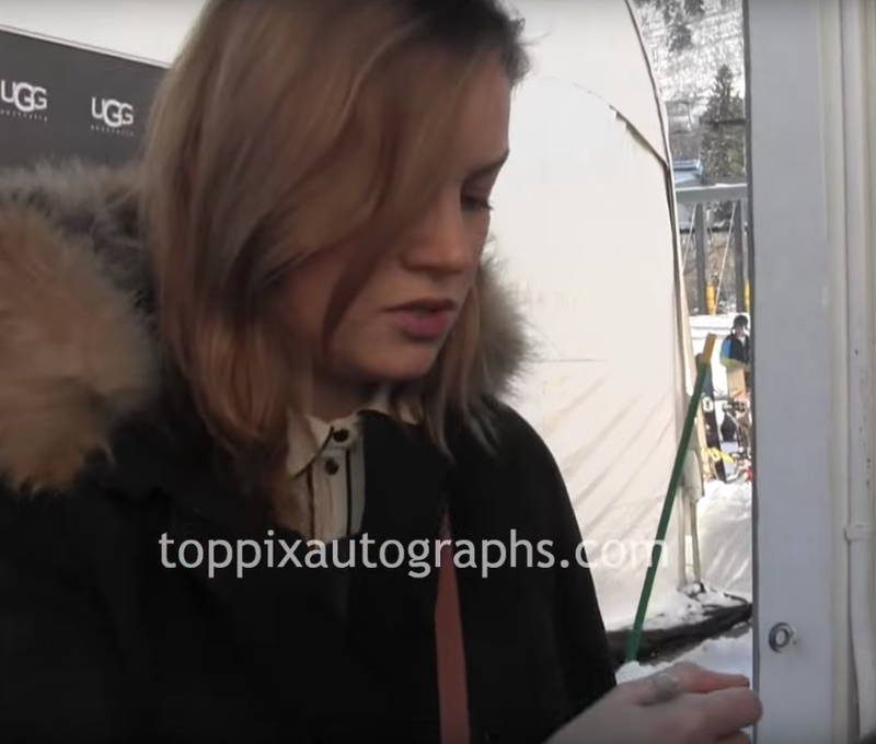 Brie Larson Signing Autographs for RACC Autograph Collector TopPix Autographs Brie Larson Signing Autograph for RACC Autograph Collector TopPix Autographs