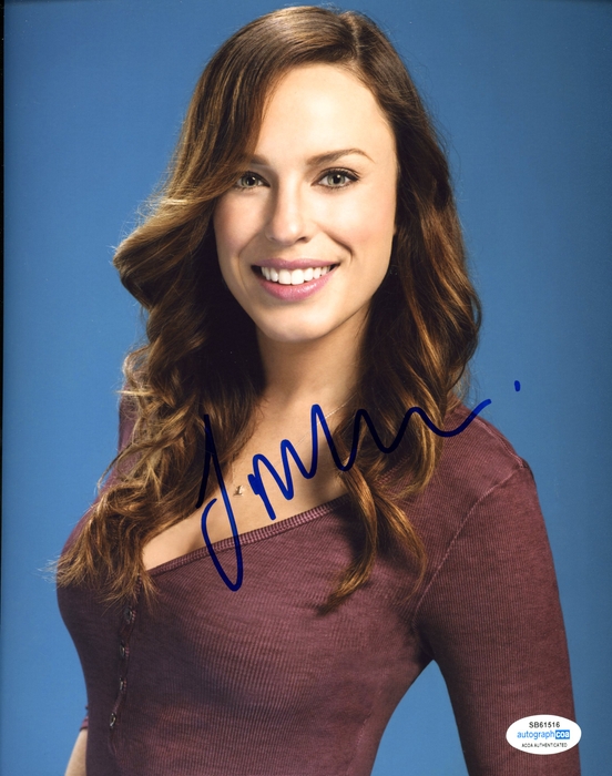 Item # 158446 - Jessica McNamee "Mortal Kombat" AUTOGRAPH Signed 8x10 Photo