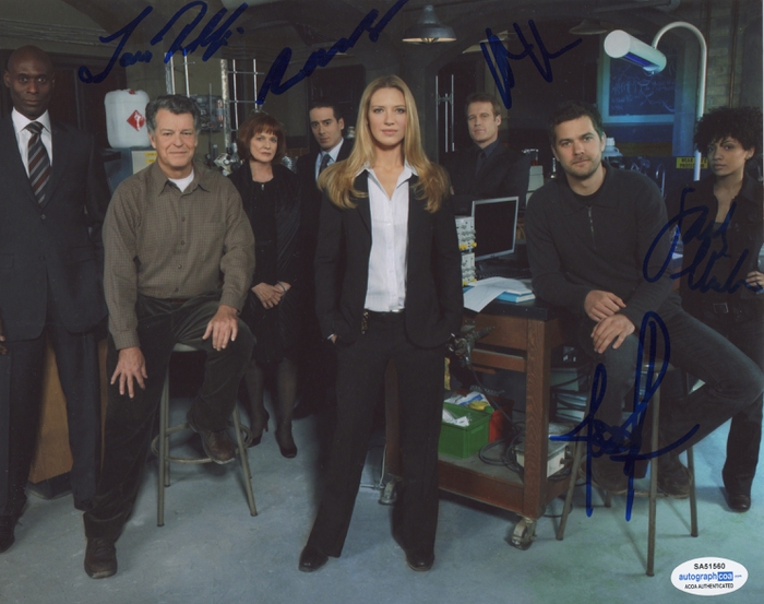 Item # 141368 - "Fringe" Cast AUTOGRAPHS Signed 8x10 Photo - Joshua Jackson +4