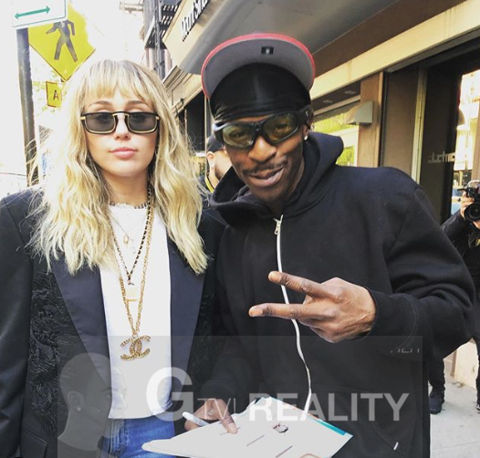 Miley Cyrus Photo with RACC Autograph Collector GTV Reality Miley Cyrus Photo with RACC Autograph Collector GTV Reality