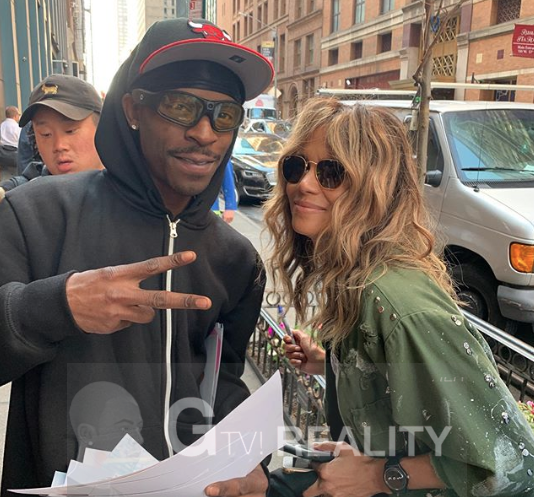 Halle Berry Photo with Authentic Autograph Dealer GTV Reality Halle Berry Photo with Authentic Autograph Dealer GTV Reality